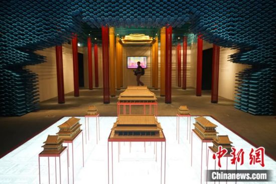 在香港展出的“穿越紫禁城——建筑营造”展览上的太和殿及其周边建筑的模型。张炜 摄