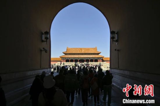 2024年3月8日，北京天气晴好，不少市民、游客来到故宫博物院参观游览。赵文宇 摄