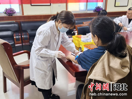 医务人员为教师做采血检验。 齐宏丽 摄
