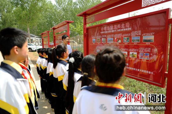 图为学生在南皮县大运河诗经驿站听取中国发展历史讲解。 赵华靖 摄