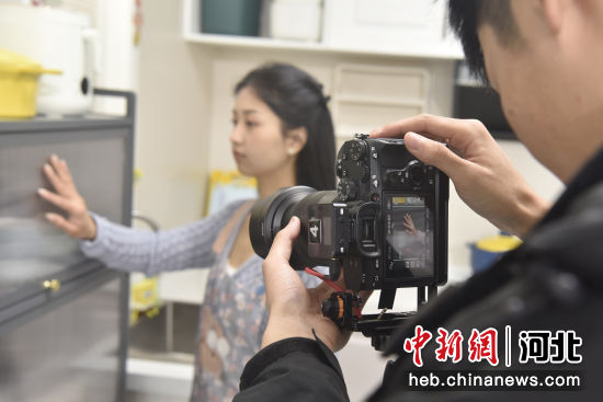 图为廊坊市妙立家居用品有限公司，工作人员在拍摄厨房用品的宣传短片。付瑞琪 摄