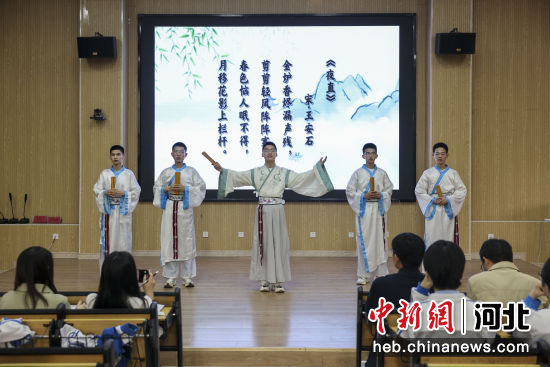 图为在宁晋县第六中学，学生正在进行朗诵比赛。 谷昭威 摄