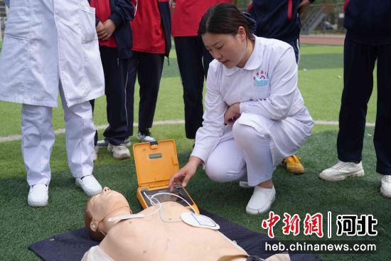 图为医护人员在演示AED设备的使用方法。 祁鹏飞 摄