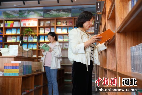 图为市民在南宫市新华书店阅读图书。田优 摄