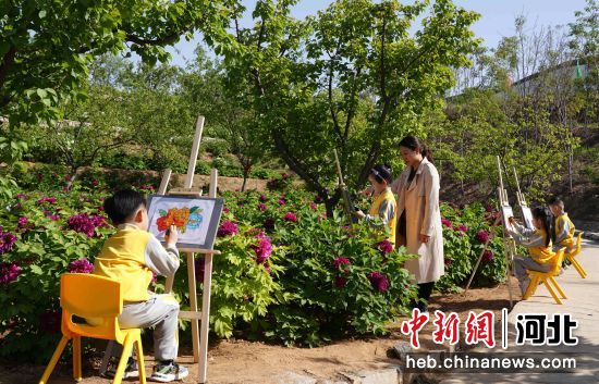 图为临城县县直幼儿园的孩子们在老师的指导下绘画写生。 宋继昌 摄