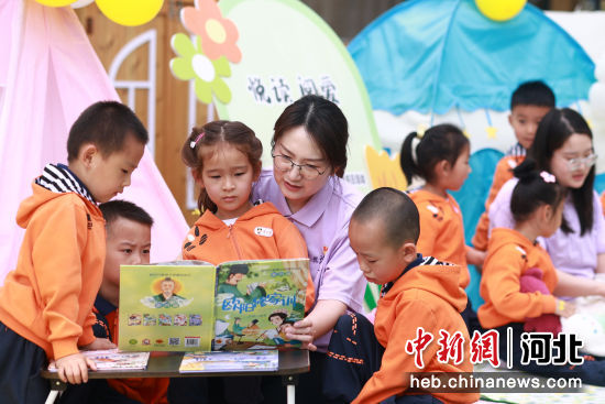 图为内丘县纪委监委工作人员在第三幼儿园与小朋友一起阅读。 刘继东 摄