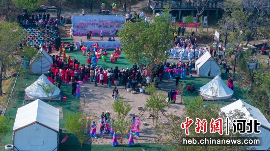 图为三河市2024年第三届蒋福山桃花节活动现场。 杨书清 摄