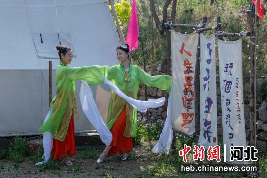 图为三河市2024年第三届蒋福山桃花节，群众演员正在排练。 杨书清 摄