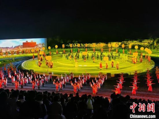 4月20日晚，大型皇家实景演出《鼎盛王朝·康熙大典》演出现场。陈琦嘉摄