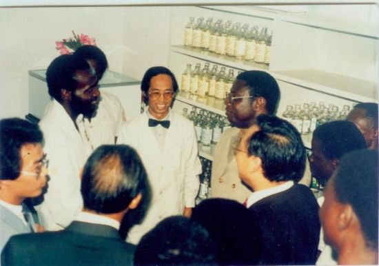 1987年，闫文双(中间穿白衣者)在金丹堡医院。　(受访者供图)